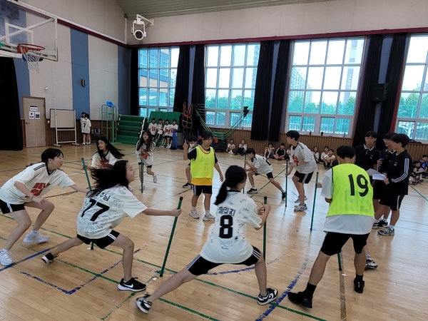 대전어은중학교는 올해 친구사랑 3운동을 중심으로 서로를 이해하고 배려하는 문화를 만들어 가기 위해 다양한 활동을 진행해 왔고 그 노력의 결과로 ‘학교폭력 0건’이라는 성과를 이뤘다. 사진은 호흡을 마춰 하나 둘셋 ‘폴대 돌기’ 활동 모습. 대전어은중학교 제공