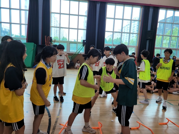 대전어은중학교는 올해 친구사랑 3운동을 중심으로 서로를 이해하고 배려하는 문화를 만들어 가기 위해 다양한 활동을 진행해 왔고 그 노력의 결과로 ‘학교폭력 0건’이라는 성과를 이뤘다. 사진은 화합과 응원이 힘이되어 ‘징검다리 가위바위보’ 활동 모습. 대전어은중학교 제공