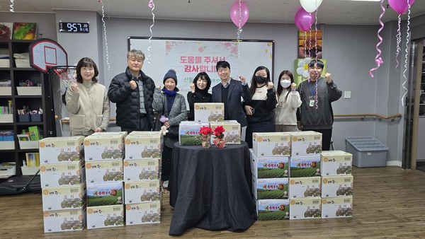 지난 19일 대전사랑메세나 회원들이 산들발달장애인활동센터를 찾아 김치를 전달하고 있다. 대전사랑메세나 제공