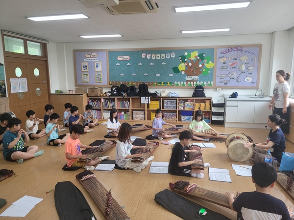 대전 유일의 벽지학교인 남선초등학교는 소규모 학교의 장점을 살린 맞춤형 교육과 지역사회 연계 프로그램을 통해 ‘교육기부로 성장하는 미래형 작은학교’의 모델을 만들어가고 있다. 사진은 국악(소금,가야금) 학교예술강사 지원사업 모습. 대전남선초등학교 제공