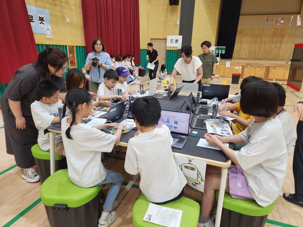 대전 유일의 벽지학교인 남선초등학교는 소규모 학교의 장점을 살린 맞춤형 교육과 지역사회 연계 프로그램을 통해 ‘교육기부로 성장하는 미래형 작은학교’의 모델을 만들어가고 있다. 사진은 ‘AI미래잇다’ 캠프 모습. 대전남선초등학교 제공