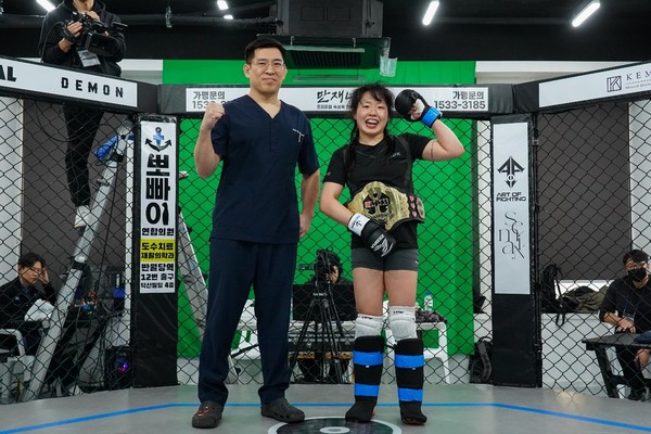 ▲초대 KMMA 여성부 슈퍼스트로급 챔피언으로 등극한 오정은(오른쪽)에게 KMMA에이전시 대표이사 대구 뽀빠이연합의원 김성배 대표원장이 시상하고 있다. 사진=스탠다드앤드프로그레스 스포츠에이전시 제공