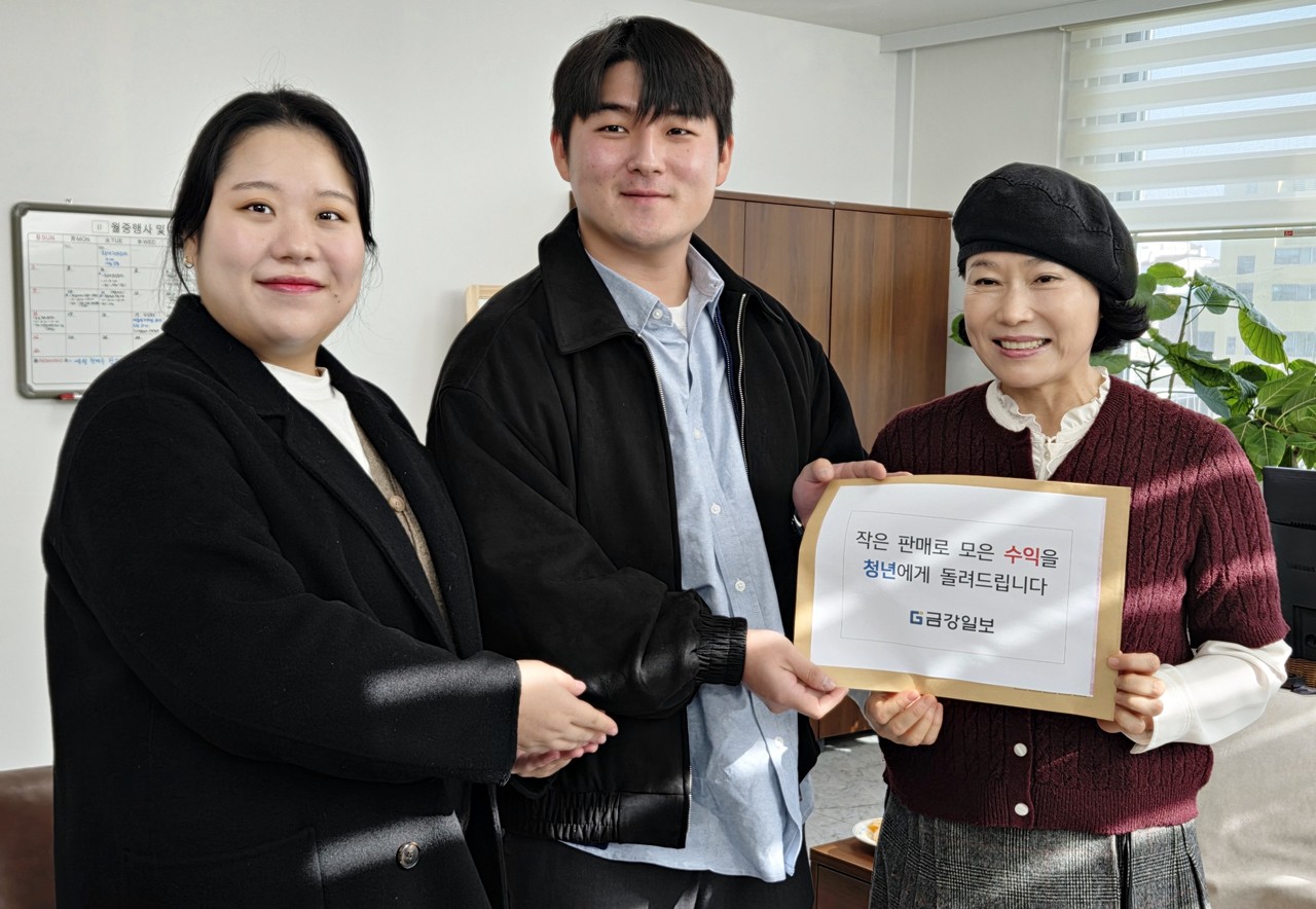 금강일보 기자들이 대전청년내일재단을 찾아 권형례 대표이사(오른쪽)를 예방하고 빵과 펜을 판매한 수익금 전액을 기부하고 있다. 이준섭 기자