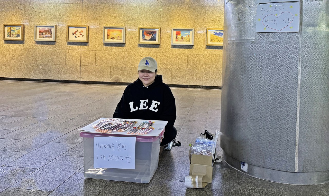 그저 하루였지만 빠른 걸음으로 지나쳐가는 사람들이 그렇게 야속할 수가 없다. 이를 생계와 연결지어 생각해보면 처참함을 이루 말할 수 없을 정도다.