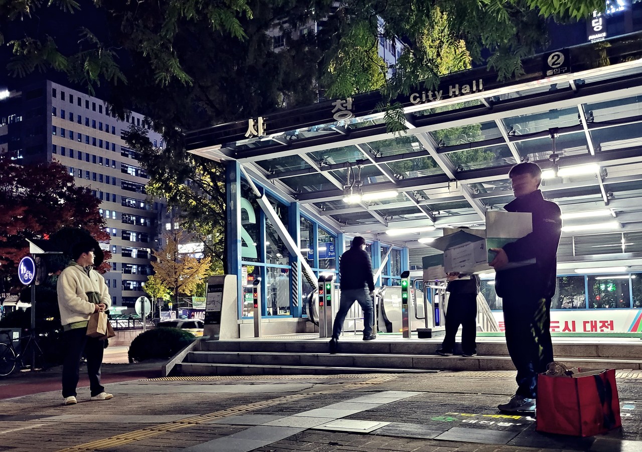 ▲ 파는 사람의 간절함과 사는 사람의 불안이 마주하면 서로가 불편해진다. 우리는 그저 눈길 한번 주지 않으면 되지만 자영업자와 소상공인은 생계로 직결되는 차가운 현실이다.