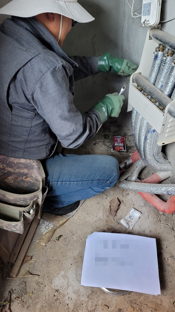 용화면 지역사회보장협의체 취약계층 보일러 배관 청소 지원 모습. 용화면 제공