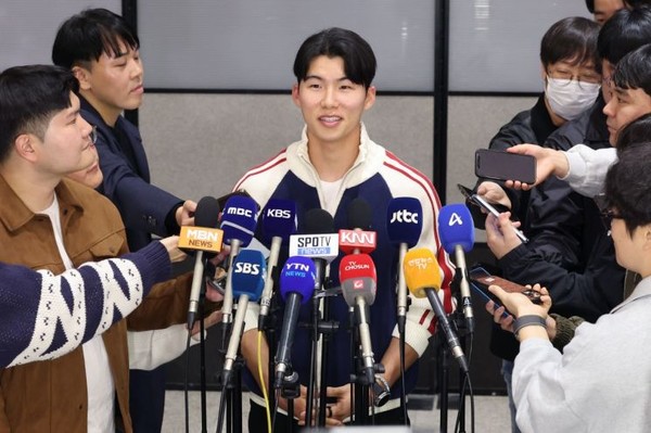 사진= 미국프로야구 메이저리그(MLB) 월드시리즈에서 우승한 로스앤젤레스 다저스의 김혜성이 6일 인천국제공항을 통해 귀국해 취재진의 질문에 답하고 있다. 2025.11.06. 연합뉴스