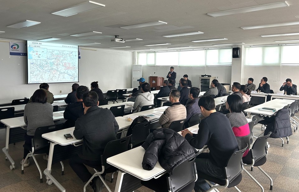 천안시는 24일 ‘발산장산지구 배수개선사업’ 주민설명회를 열고 사업 개요와 세부 설계를 공유했다. 천안시 제공