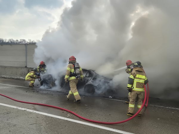 서산영덕고속도로 제네시스 차량 화재. 예산소방서 제공