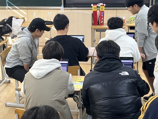 친구와 지구를 동시에 사랑하는 새로운 문화를 만들어가는 대전대신고등학교(교장 김신정)의 또래상담동아리가 진행한 ‘2025 친구사랑 환경 지킴이 캠페인’모습. 대전대신고등학교 제공