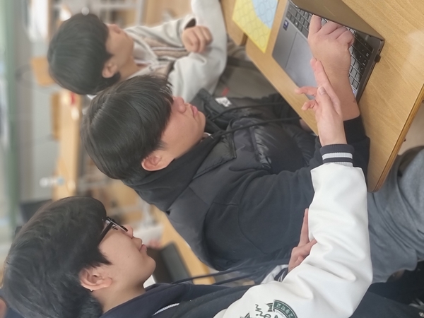 친구와 지구를 동시에 사랑하는 새로운 문화를 만들어가는 대전대신고등학교(교장 김신정)의 또래상담동아리가 진행한 ‘2025 친구사랑 환경 지킴이 캠페인’모습. 대전대신고등학교 제공