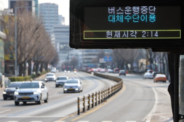 서울 버스파업 협상 시한 넘겨… 논의는 계속, 내일 운행 촉각