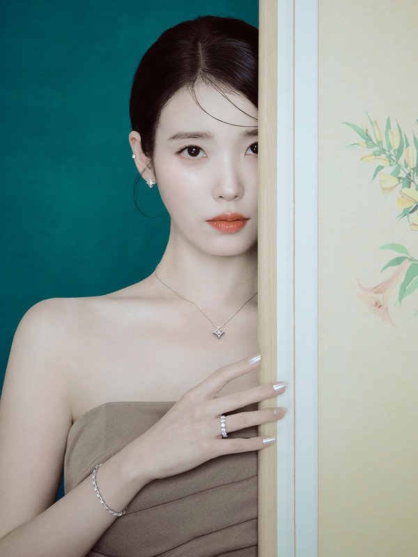 아이유 , 한 폭의 그림 같은 화보