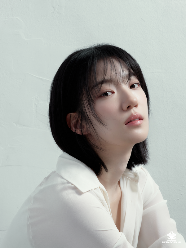 '미쓰홍' 강채영, 작품과는 또 다르네... 새 프로필 공개 - 뉴스 썸네일 이미지