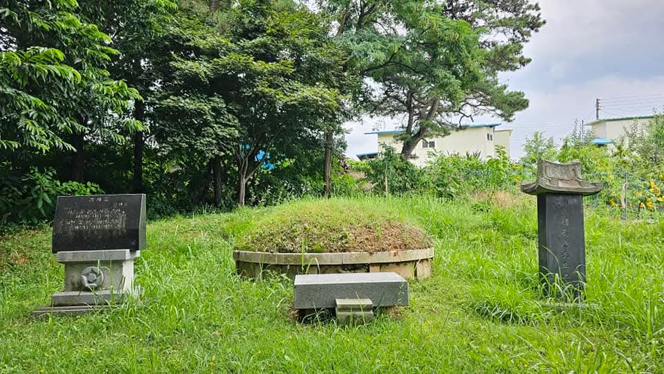 충주 금릉동 권태응 묘소에 있는 감자꽃 노래비.