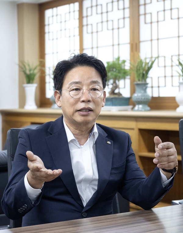 [새로운 민선, 도약의 시작] 김찬술 대덕구청장 / 현장에서 답 찾는 생활... - 뉴스 썸네일 이미지