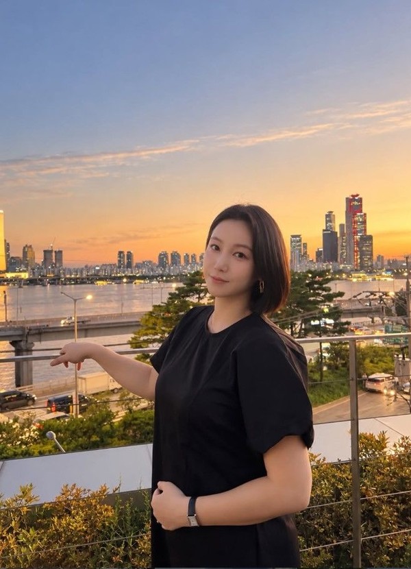 김옥빈, 깜짝 임신 발표... 달라진 근황 속 미모는 여전 - 뉴스 썸네일 이미지