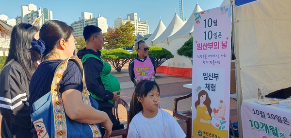 옥천군보건소, 전국연극제 현장서 캠페인·걷기 챌린지 운영 - 뉴스 썸네일 이미지