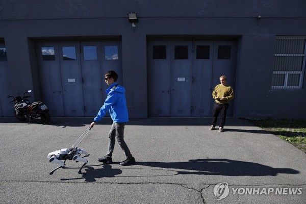 '시급 2만원대' 로봇 개 산책 알바?... 美 스타트업의 황당한 채용 공고